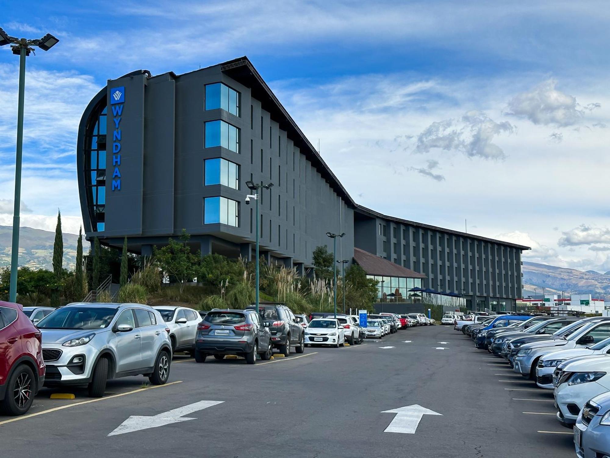 Hotel Wyndham Quito Airport Puembo Exterior foto The hotel in 2019