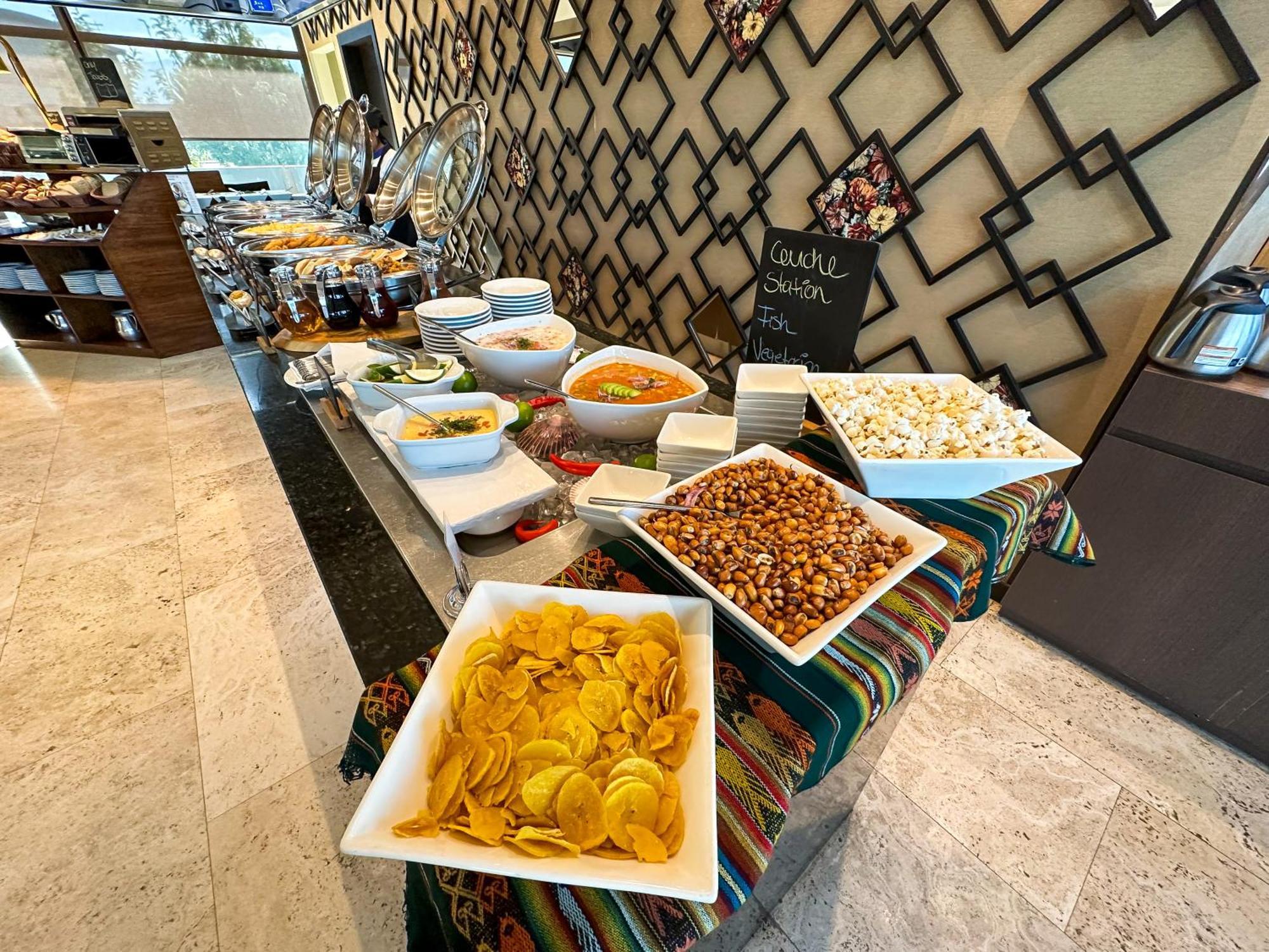 Hotel Wyndham Quito Airport Puembo Exterior foto A selection of snacks at a buffet