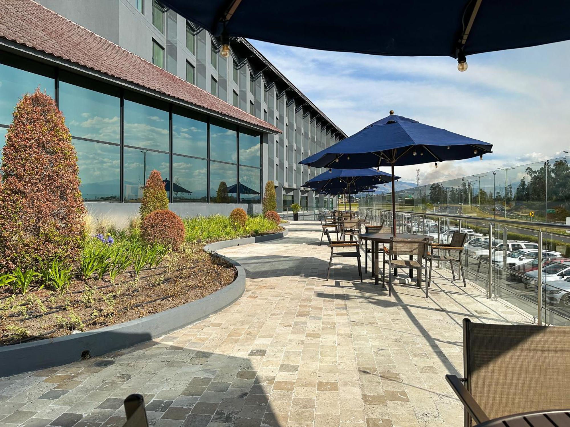 Hotel Wyndham Quito Airport Puembo Exterior foto The patio at the airport's business center