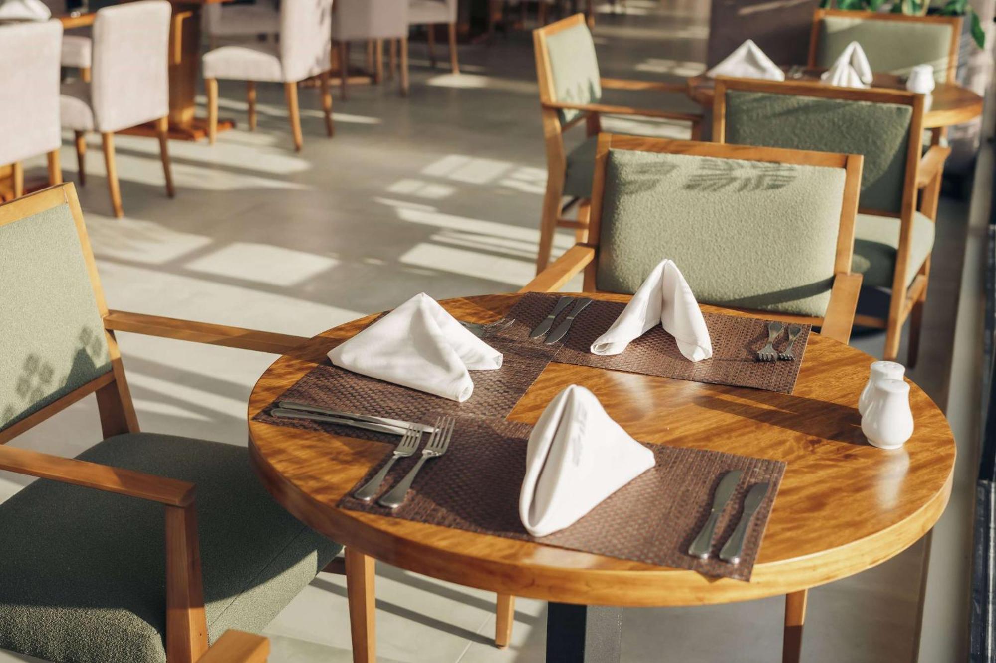 Hotel Wyndham Quito Airport Puembo Exterior foto A place setting