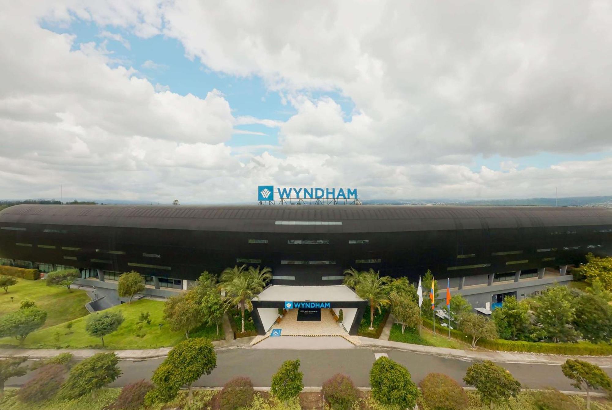 Hotel Wyndham Quito Airport Puembo Exterior foto Wynnum campus